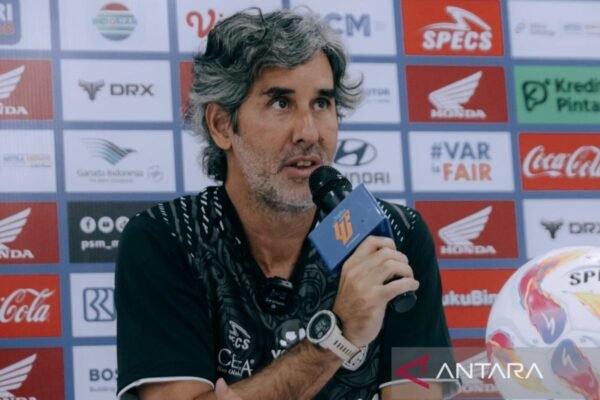 Here are some alternate title suggestions for "Tinggalkan Bali United, Teco Cugurra tetap berkarier di Indonesia":

1. "Setelah Bali United, Teco Cugurra Lanjutkan Perjalanan Karier di Tanah Air"
2. "Teco Cugurra Mundur dari Bali United, Namun Masih Berkiprah di Indonesia"
3. "Teco Cugurra Pindah dari Bali United, Terus Berkarya di Liga Indonesia"
4. "Usai Di Bali United, Teco Cugurra Tetap Bersinar di Indonesia"
5. "Teco Cugurra Berpisah dengan Bali United, Fokus pada Karier di Indonesia"
6. "Teco Cugurra Tinggalkan Bali United, Terus Berkontribusi di Sepak Bola Indonesia"
7. "Meninggalkan Bali United, Teco Cugurra Memilih untuk Tetap di Indonesia"

Feel free to modify any of these suggestions to better fit your needs!