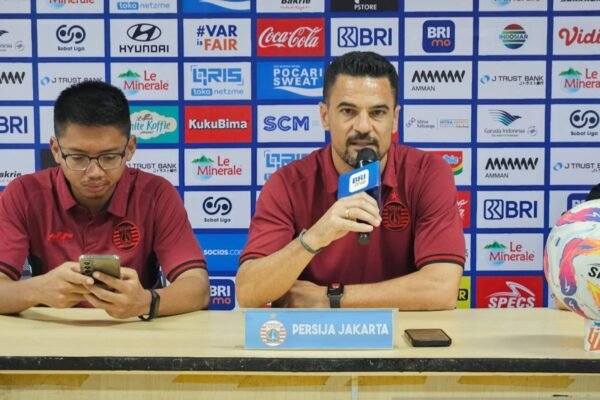 Tentu! Berikut adalah beberapa opsi judul alternatif untuk pernyataan tersebut:

1. "Carlos Pena: Pertarungan di Puncak Liga 1 Semakin Memanas"
2. "Carlos Pena: Persaingan Ketat di Liga 1 Makin Seru"
3. "Carlos Pena: Kompetisi Papan Atas Liga 1 Semakin Menjanjikan"
4. "Carlos Pena: Liga 1 Akan Diguncang Persaingan Sengit"
5. "Carlos Pena: Pertarungan Ketat di Liga 1 Menuju Judul"

Silakan pilih salah satu yang menurut Anda paling cocok!