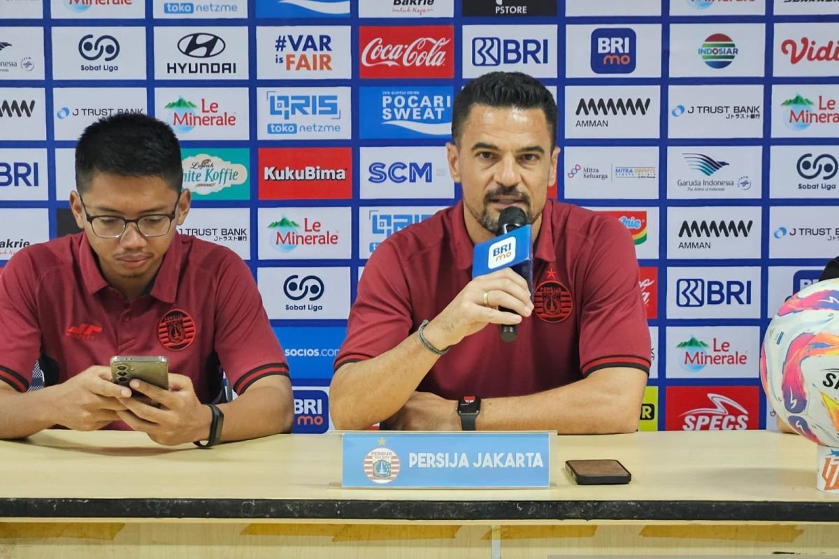 Tentu! Berikut adalah beberapa opsi judul alternatif untuk pernyataan tersebut:

1. "Carlos Pena: Pertarungan di Puncak Liga 1 Semakin Memanas"
2. "Carlos Pena: Persaingan Ketat di Liga 1 Makin Seru"
3. "Carlos Pena: Kompetisi Papan Atas Liga 1 Semakin Menjanjikan"
4. "Carlos Pena: Liga 1 Akan Diguncang Persaingan Sengit"
5. "Carlos Pena: Pertarungan Ketat di Liga 1 Menuju Judul"

Silakan pilih salah satu yang menurut Anda paling cocok!