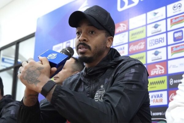 Berikut adalah beberapa alternatif judul untuk "Eduardo Janji Persija Berikan yang Terbaik di Kandang PSS":

1. "Eduardo Berkomitmen, Persija Siap Tampilkan yang Terbaik di Kandang PSS"
2. "Janji Eduardo: Persija Bakal Memberikan Penampilan Terbaik di Markas PSS"
3. "Eduardo Tegaskan Persija Akan Berusaha Semaksimal Mungkin di Kandang PSS"
4. "Persija Bertekad Berikan yang Terbaik di Kandang PSS, kata Eduardo"
5. "Eduardo: Persija Siap Tarung dan Tampilkan yang Terbaik di PSS"

Silakan pilih yang sesuai atau modifikasi lebih lanjut!