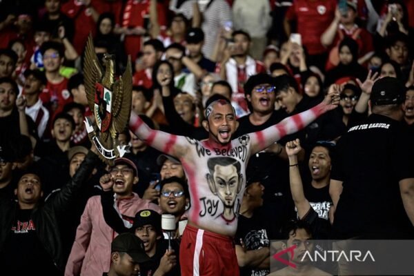 Berikut beberapa alternatif judul untuk "Timnas Indonesia di Grup B bersama Arab Saudi dan Irak":

1. "Perjuangan Timnas Indonesia di Grup B: Bersama Arab Saudi dan Irak"
2. "Timnas Indonesia Hadapi Tantangan di Grup B: Arab Saudi dan Irak"
3. "Kompetisi Ketat: Timnas Indonesia Bergabung dengan Arab Saudi dan Irak di Grup B"
4. "Timnas Indonesia dan Dua Raksasa: Arab Saudi serta Irak di Grup B"
5. "Grup B: Timnas Indonesia, Arab Saudi, dan Irak Siap Bertarung"
6. "Duel Sengit: Timnas Indonesia, Arab Saudi, dan Irak dalam Grup B"
7. "Persaingan Grup B: Timnas Indonesia Bersama Arab Saudi dan Irak"
8. "Timnas Indonesia dalam Grup B: Pertemuan dengan Arab Saudi dan Irak"

Semoga salah satu dari judul-judul ini sesuai dengan yang Anda cari!