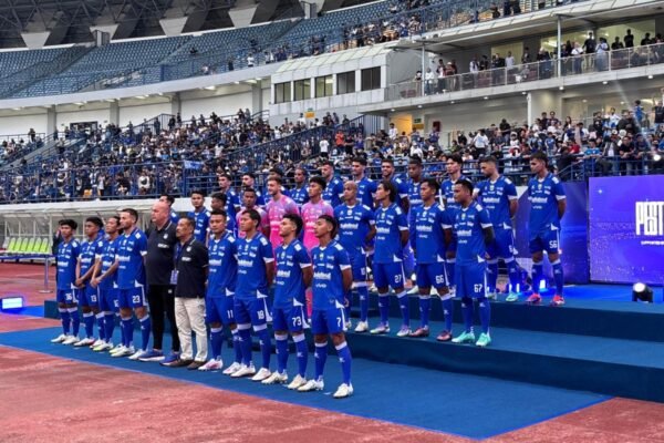 Berikut adalah beberapa alternatif judul untuk "Pemain Persib Bandung dalam kondisi siap arungi kompetisi":

1. "Pemain Persib Bandung Siap Menghadapi Tantangan Kompetisi"
2. "Persib Bandung: Persiapan Matang Pemain untuk Kompetisi yang Akan Datang"
3. "Siap Tempur: Pemain Persib Bandung Hadapi Musim Baru"
4. "Pemain Persib Bandung: Penuh Semangat Menyambut Kompetisi"
5. "Persib Bandung: Kesungguhan Pemain dalam Mengarungi Liga"
6. "Dengan Persiapan Optimal, Pemain Persib Bandung Siap Tampil Maksimal"
7. "Kompetisi Menanti: Pemain Persib Bandung Siap Beraksi"
8. "Persib Bandung Makin Kuat: Pemain Siap Hadapi Tantangan Liga"

Silakan pilih atau modifikasi sesuai kebutuhan!