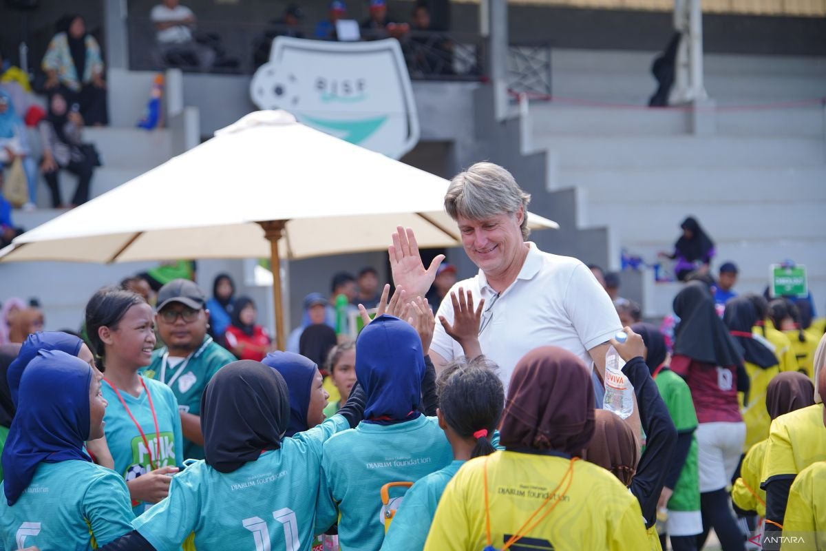 Berikut beberapa alternatif judul untuk "Kuantitas dan Kualitas MLSC Bekasi Seri 1 Alami Peningkatan":

1. "Peningkatan Kuantitas dan Kualitas MLSC Bekasi Seri 1"
2. "Kualitas dan Kuantitas MLSC Bekasi Seri 1: Tanda Pemajuan"
3. "Seri 1 MLSC Bekasi: Lonjakan Kuantitas dan Kualitas"
4. "MLSC Bekasi Seri 1: Meningkatnya Kuantitas dan Kualitas"
5. "Kuantitas dan Kualitas MLSC Bekasi Seri 1 Menunjukkan Perkembangan Positif"
6. "Peningkatan Signifikan pada Kuantitas dan Kualitas MLSC Bekasi Seri 1"
7. "MLSC Bekasi Seri 1: Transformasi dalam Kuantitas dan Kualitas"
8. "Kualitas dan Kuantitas yang Meningkat: MLSC Bekasi Seri 1"

Semoga alternatif judul ini memenuhi kebutuhan Anda!