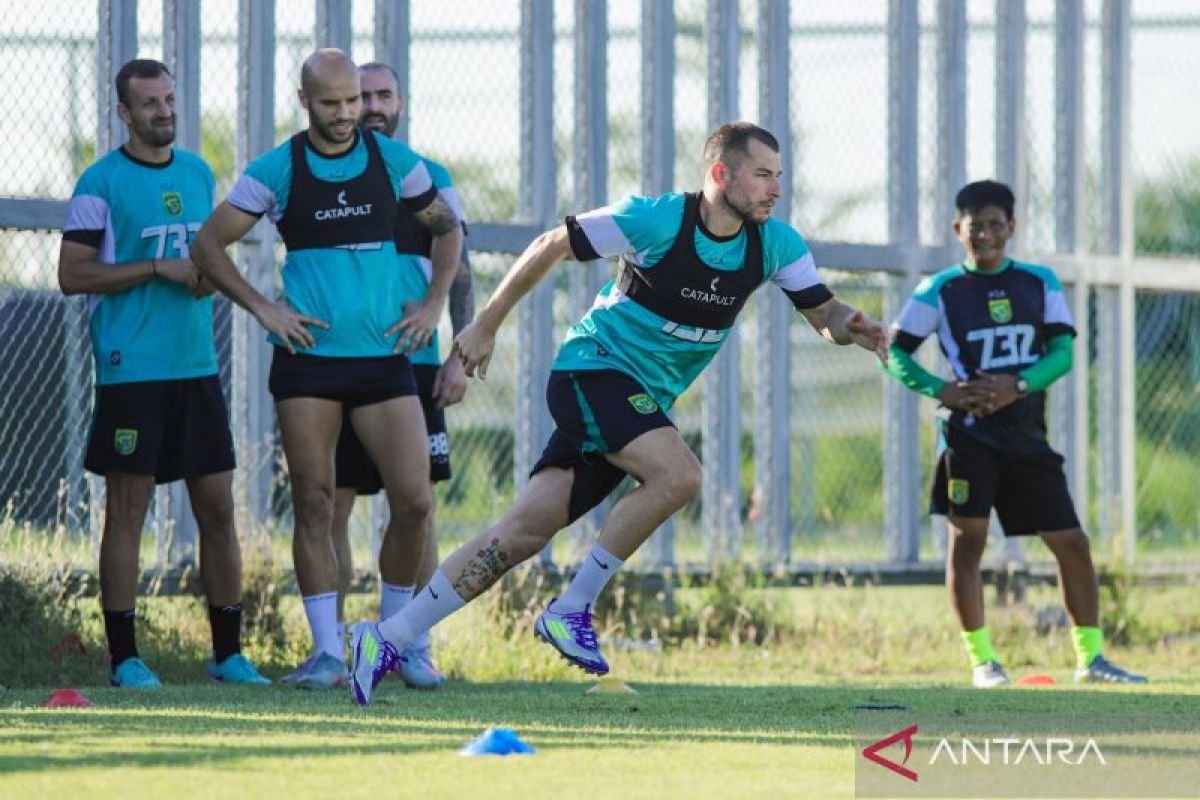 Berikut adalah beberapa alternatif judul untuk "Eduardo Perez tak risau Mihailo Perovic belum tampil tajam":

1. "Eduardo Perez Tenang Menghadapi Performansi Belum Optimal Mihailo Perovic"
2. "Eduardo Perez Tak Khawatir dengan Ketajaman Mihailo Perovic yang Masih Belum Muncul"
3. "Eduardo Perez Percaya Diri Meski Mihailo Perovic Belum Proyeksi Maksimal"
4. "Eduardo Perez Optimis, Tak Cemas dengan Kinerja Mihailo Perovic"
5. "Eduardo Perez Yakin Mihailo Perovic Akan Segera Tampil Tajam"

Silakan pilih atau sesuaikan sesuai kebutuhan!