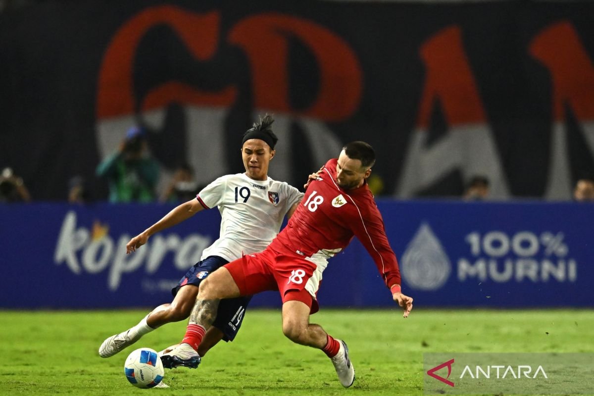 Here are some alternate titles for "Marc Klok ingin cetak sejarah bersama Timnas Indonesia":

1. "Marc Klok Bertekad Menciptakan Sejarah Bersama Timnas Indonesia"
2. "Ambisi Marc Klok: Menorehkan Sejarah dengan Timnas Indonesia"
3. "Marc Klok: Menantikan Sejarah Bersama Timnas Indonesia"
4. "Marc Klok Siap Buktikan Diri dan Mencetak Sejarah untuk Timnas Indonesia"
5. "Marc Klok dan Mimpi Besar untuk Timnas Indonesia"
6. "Mengukir Sejarah: Marc Klok Bersama Timnas Indonesia"
7. "Marc Klok: Jalan Menuju Sejarah Bersama Timnas Indonesia"
8. "Timnas Indonesia: Langkah Marc Klok untuk Mencetak Sejarah"

Feel free to choose or modify any of these!