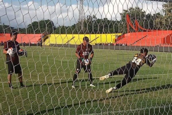 Berikut beberapa alternatif judul untuk "Semen Padang Usung Misi Bangkit pada Laga Setelah Jeda Kompetisi":

1. "Semen Padang: Kembali Beraksi dengan Semangat Bangkit Pasca Jeda"
2. "Misi Kebangkitan Semen Padang di Laga Pertama Setelah Jeda Kompetisi"
3. "Semen Padang Targetkan Kemenangan dalam Laga Usai Jeda Kompetisi"
4. "Menghadapi Laga Setelah Jeda, Semen Padang Bawa Misi Kebangkitan"
5. "Kembali ke Arena: Semen Padang Bersiap untuk Bangkit Usai Jeda Kompetisi"
6. "Semen Padang: Tantangan Baru Pasca Jeda Kompetisi untuk Kembali Berjaya"
7. "Misi Revitalisasi: Semen Padang Siap Tampil Gemilang Setelah Jeda"
8. "Kembalinya Semen Padang: Misi Bangkit di Laga Pascajeda Kompetisi"

Semoga alternatif judul ini sesuai dengan yang Anda inginkan!